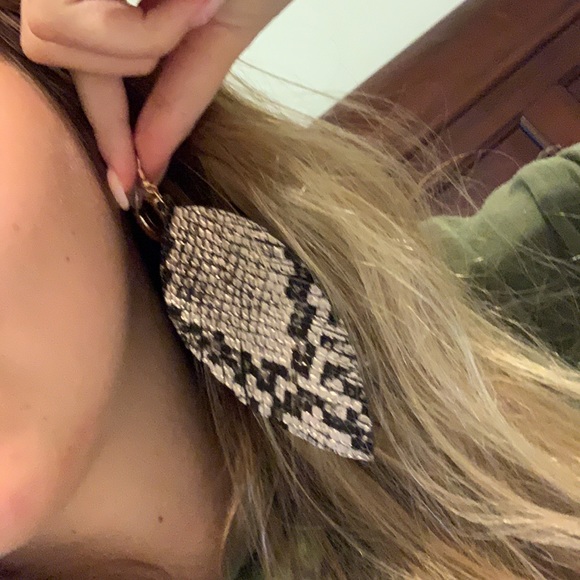 🐬Gold leaf Earrings - Picture 3 of 3